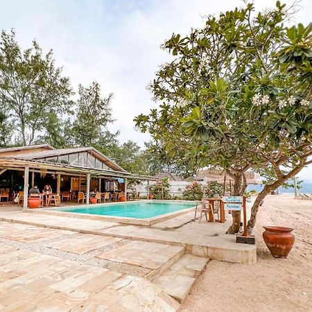 Bungalow Cafe Gili Beachfront Гили Мено Екстериор снимка