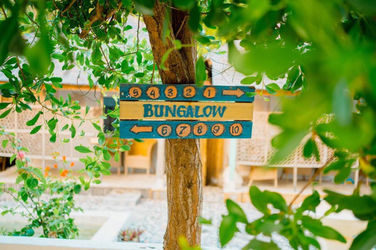 Bungalow Cafe Gili Beachfront Гили Мено Екстериор снимка