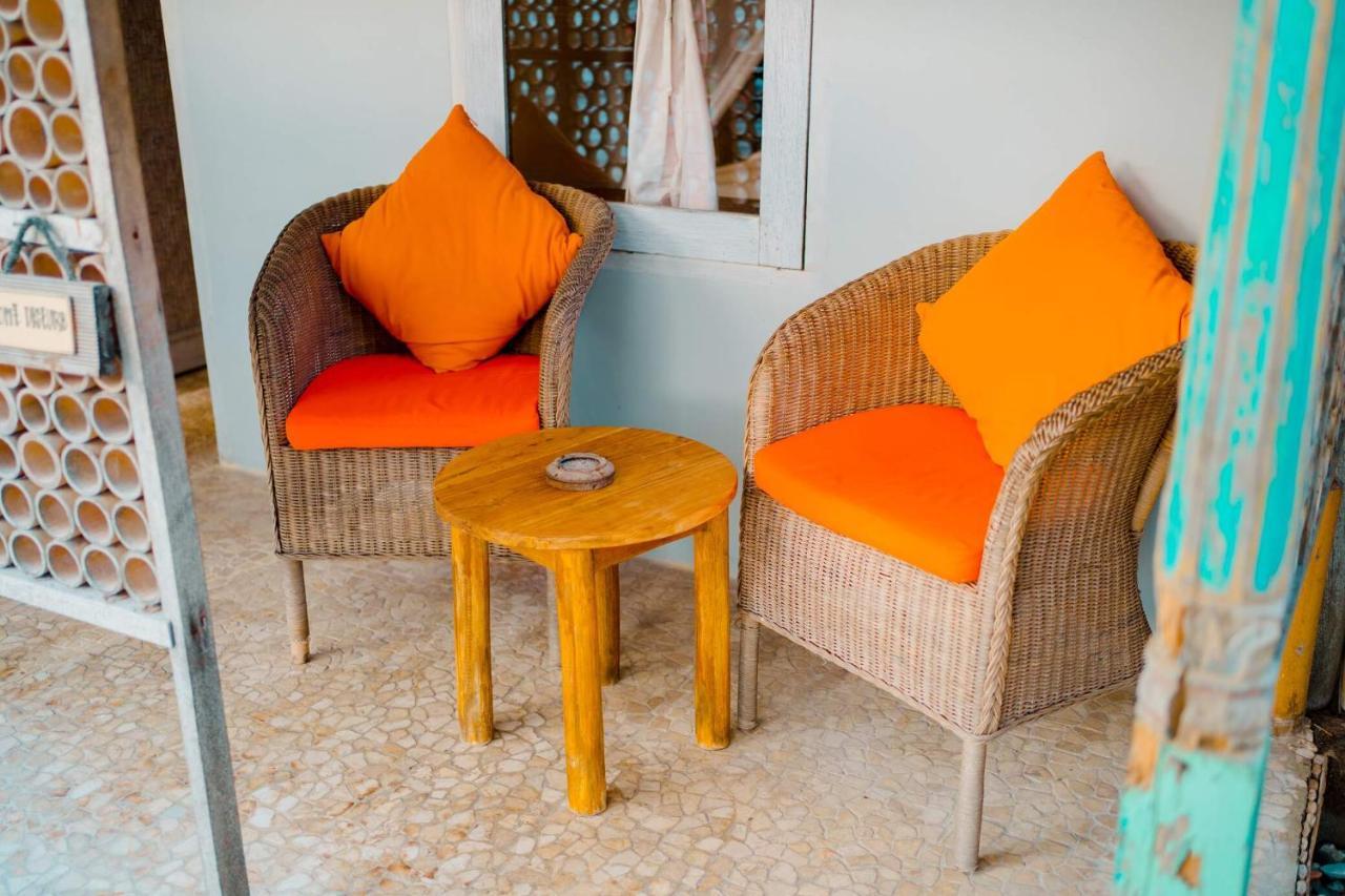 Bungalow Cafe Gili Beachfront Гили Мено Екстериор снимка