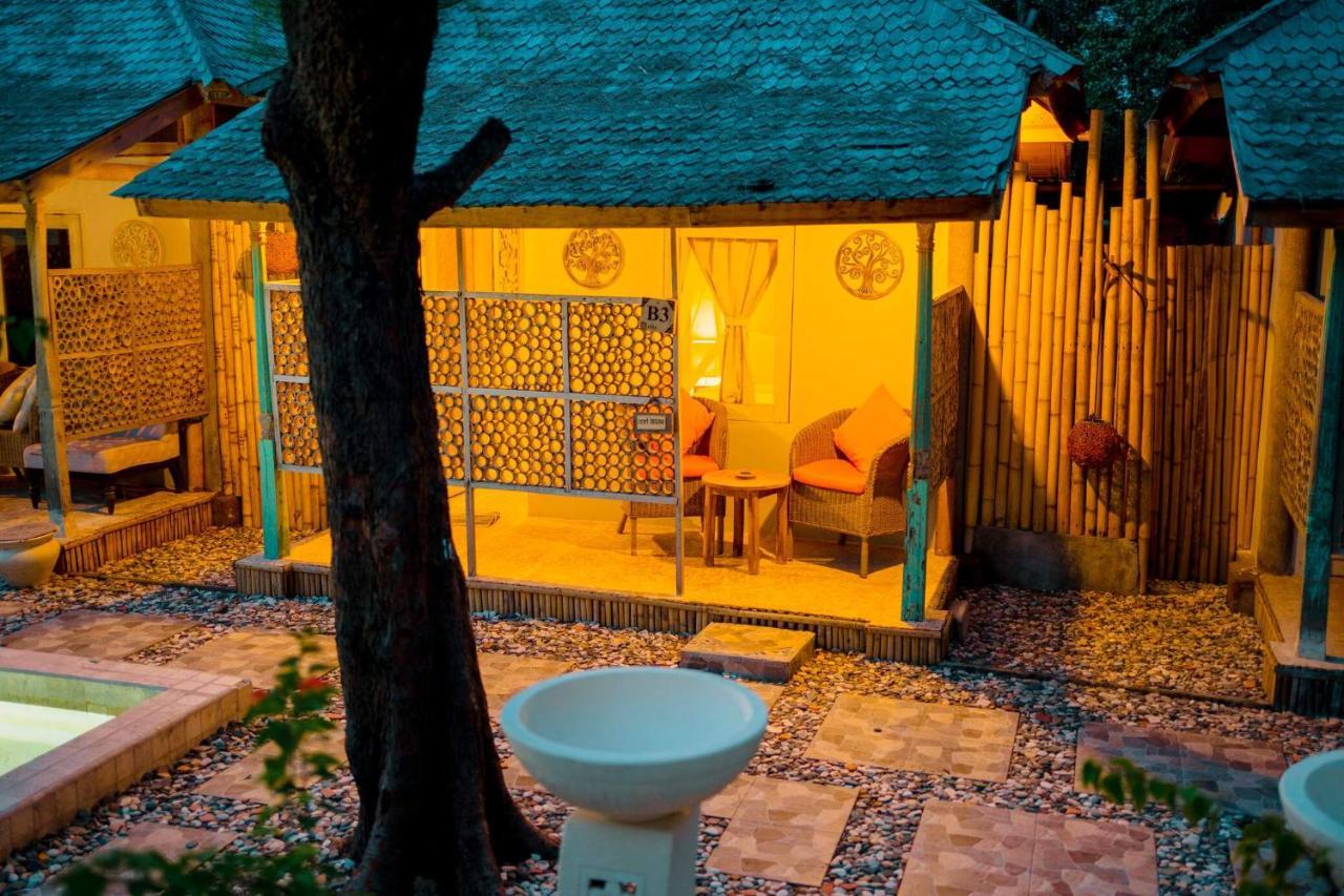 Bungalow Cafe Gili Beachfront Гили Мено Екстериор снимка