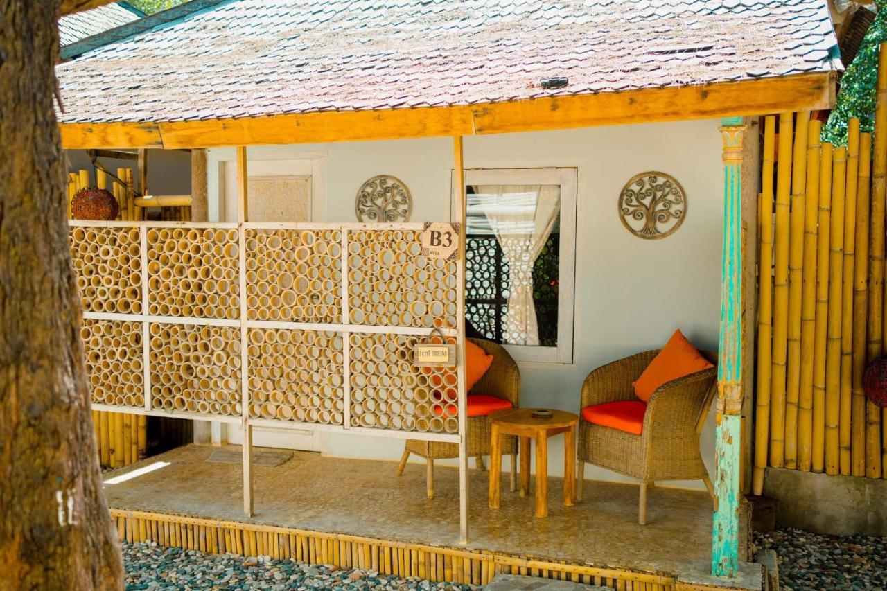 Bungalow Cafe Gili Beachfront Гили Мено Екстериор снимка