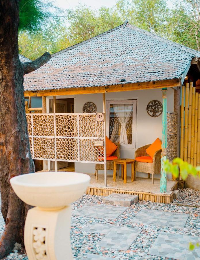 Bungalow Cafe Gili Beachfront Гили Мено Екстериор снимка