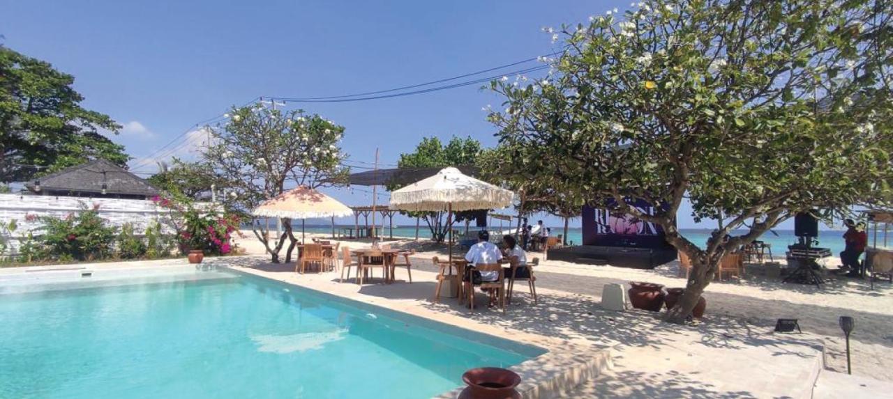 Bungalow Cafe Gili Beachfront Гили Мено Екстериор снимка