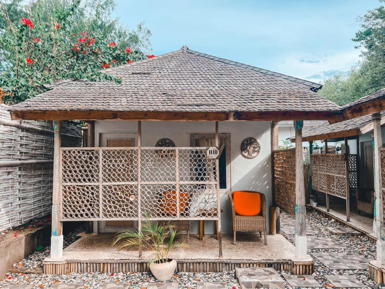 Bungalow Cafe Gili Beachfront Гили Мено Екстериор снимка