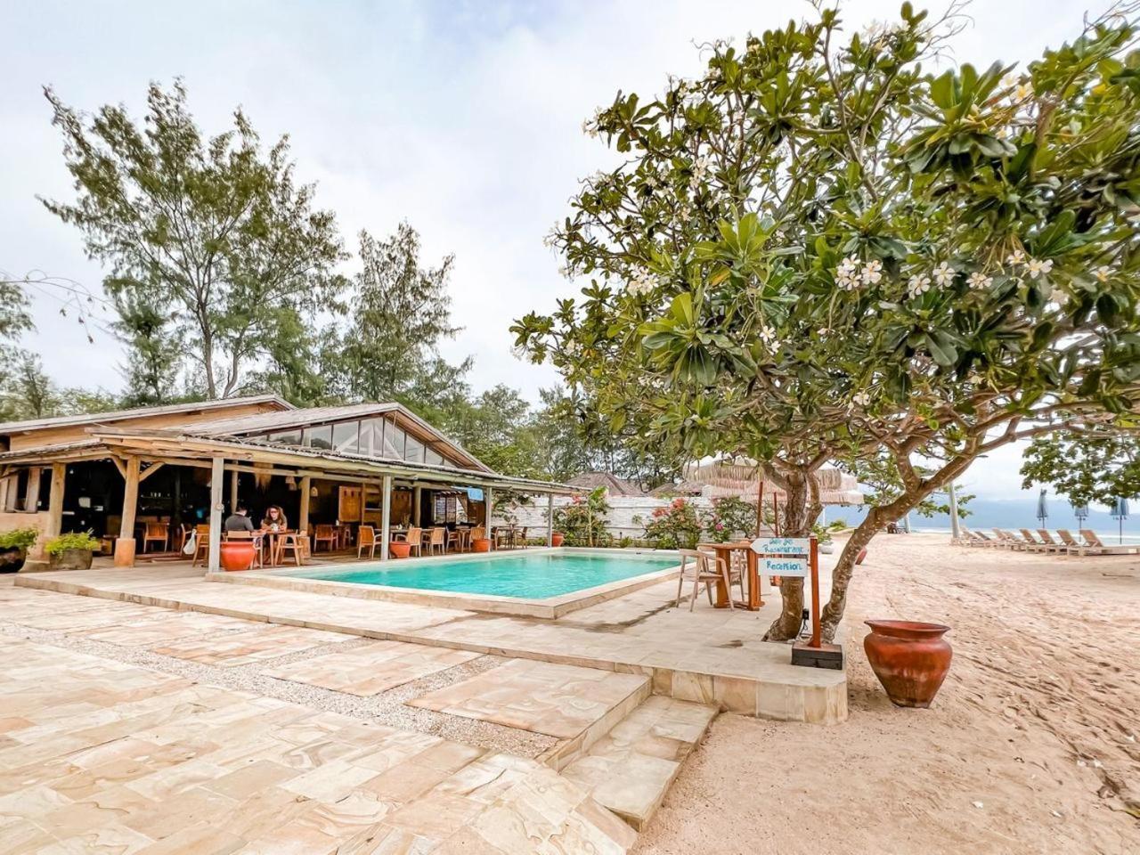 Bungalow Cafe Gili Beachfront Гили Мено Екстериор снимка
