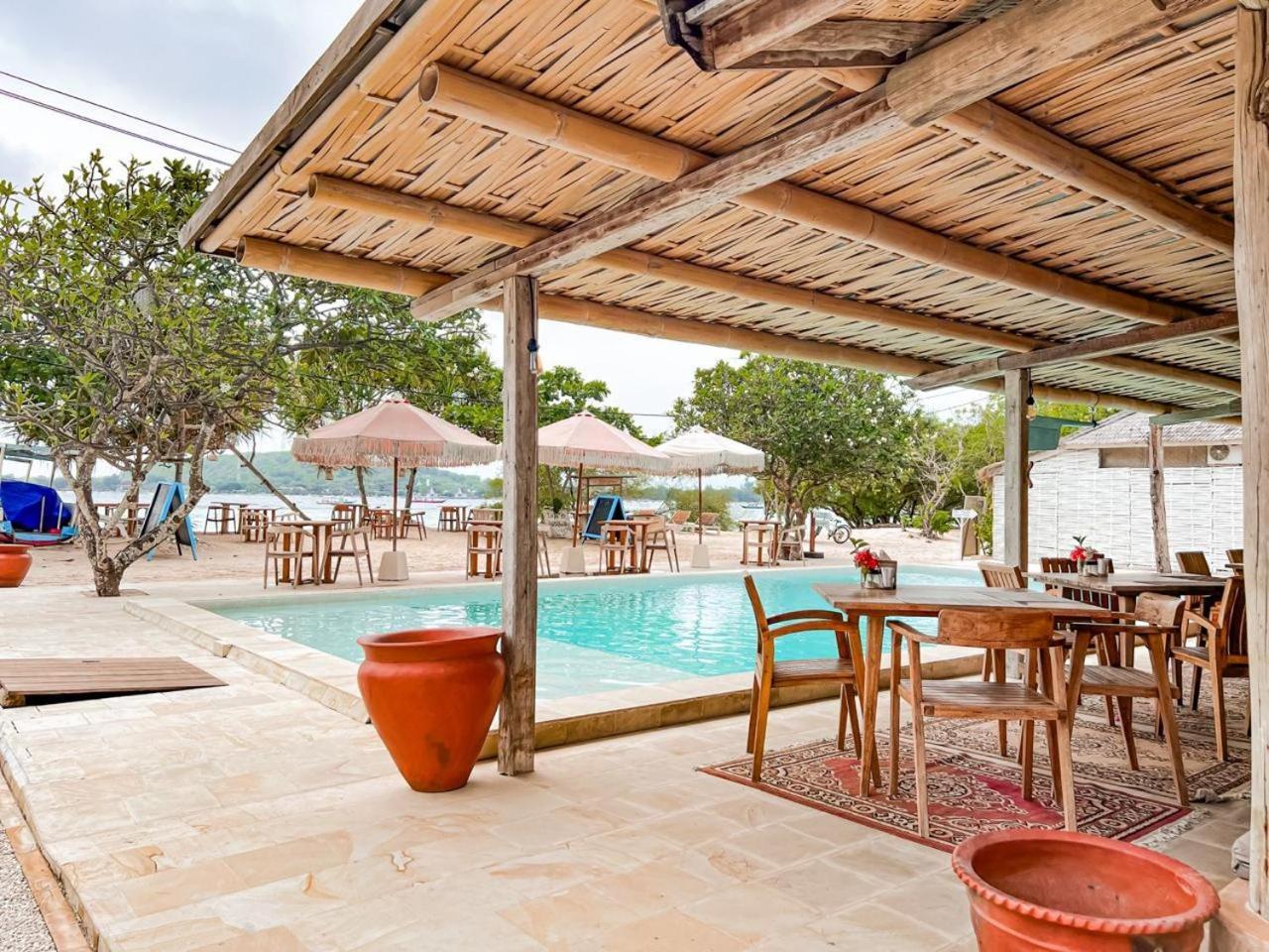 Bungalow Cafe Gili Beachfront Гили Мено Екстериор снимка
