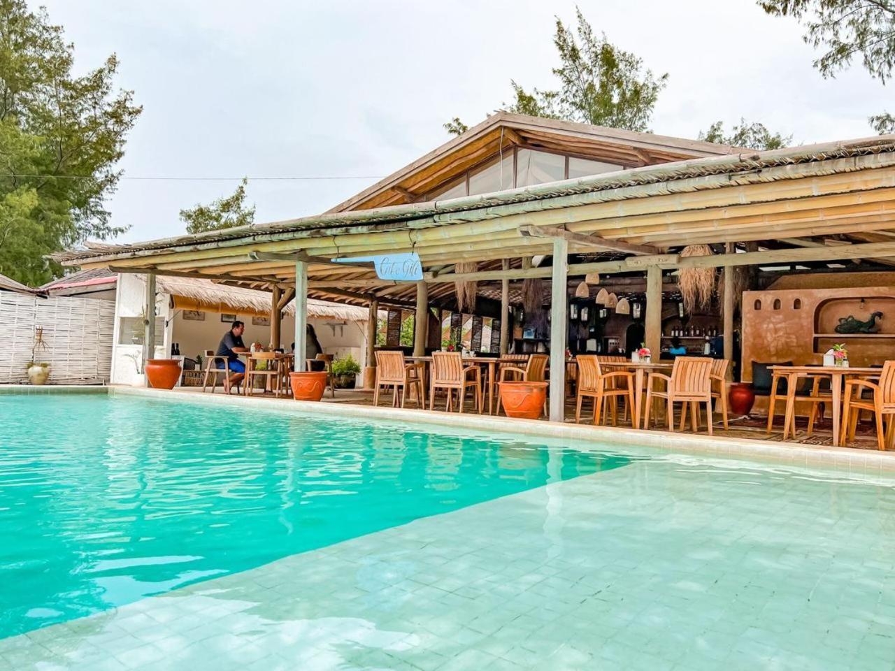 Bungalow Cafe Gili Beachfront Гили Мено Екстериор снимка