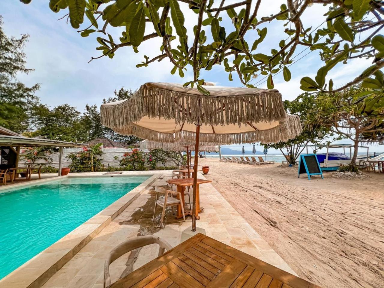 Bungalow Cafe Gili Beachfront Гили Мено Екстериор снимка
