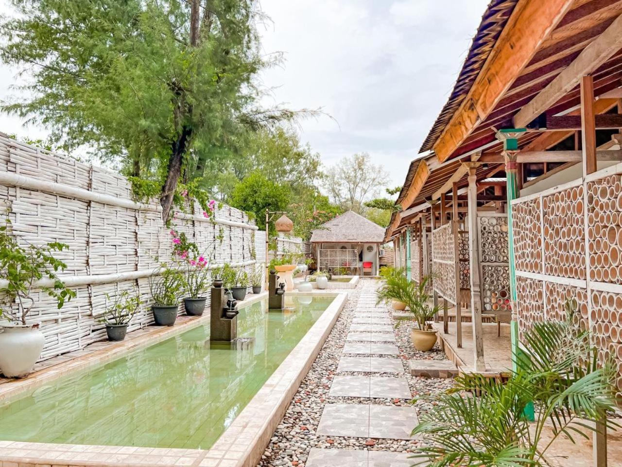 Bungalow Cafe Gili Beachfront Гили Мено Екстериор снимка