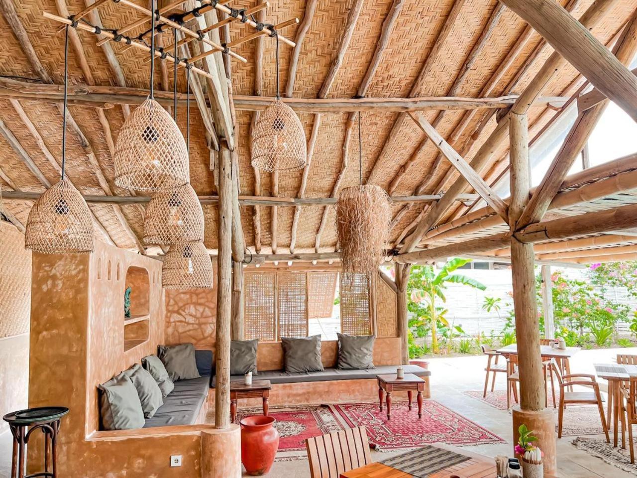 Bungalow Cafe Gili Beachfront Гили Мено Екстериор снимка