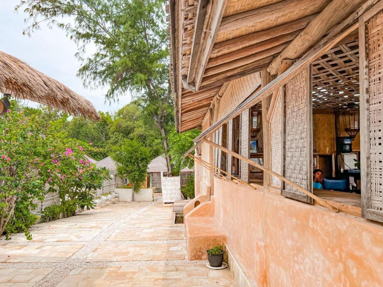 Bungalow Cafe Gili Beachfront Гили Мено Екстериор снимка