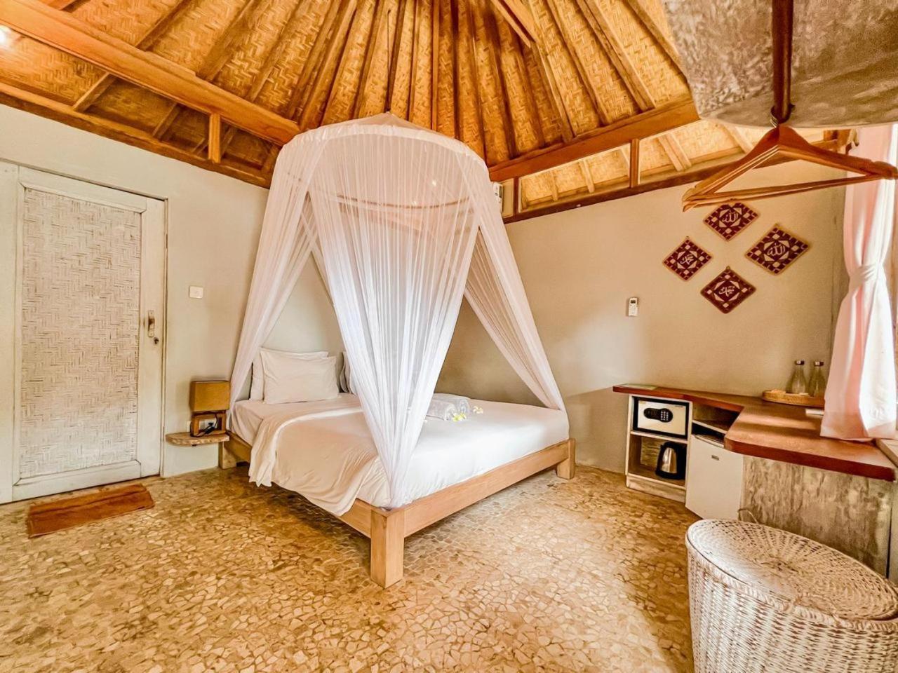 Bungalow Cafe Gili Beachfront Гили Мено Екстериор снимка